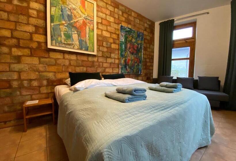 اتاق لوکس با تخت بزرگ, House Of Sun