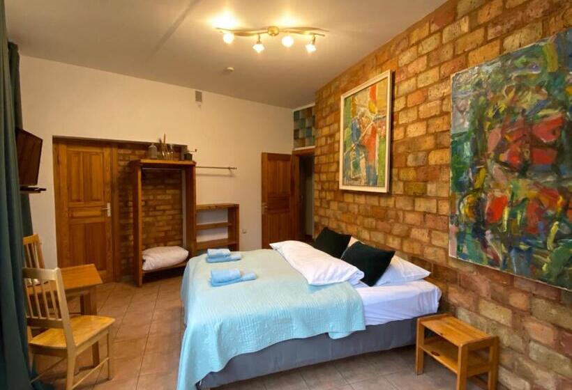 اتاق لوکس با تخت بزرگ, House Of Sun