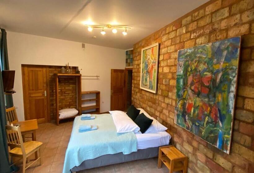 اتاق لوکس با تخت بزرگ, House Of Sun