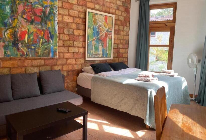 اتاق لوکس با تخت بزرگ, House Of Sun