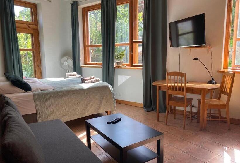 اتاق لوکس با تخت بزرگ, House Of Sun