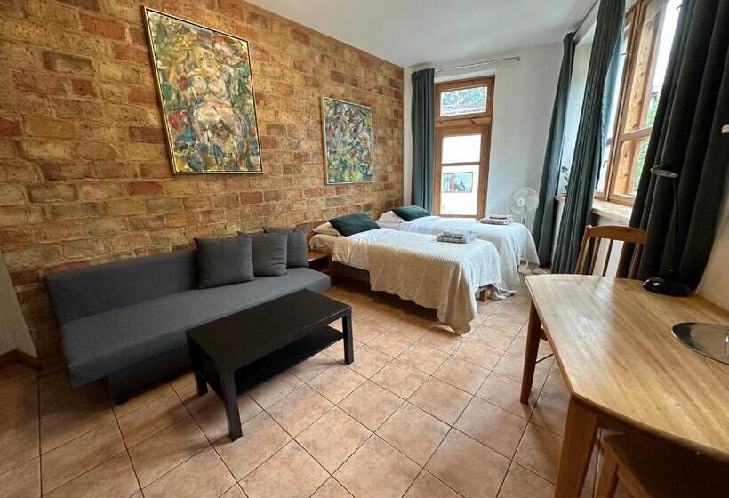 اتاق لوکس با تخت بزرگ, House Of Sun