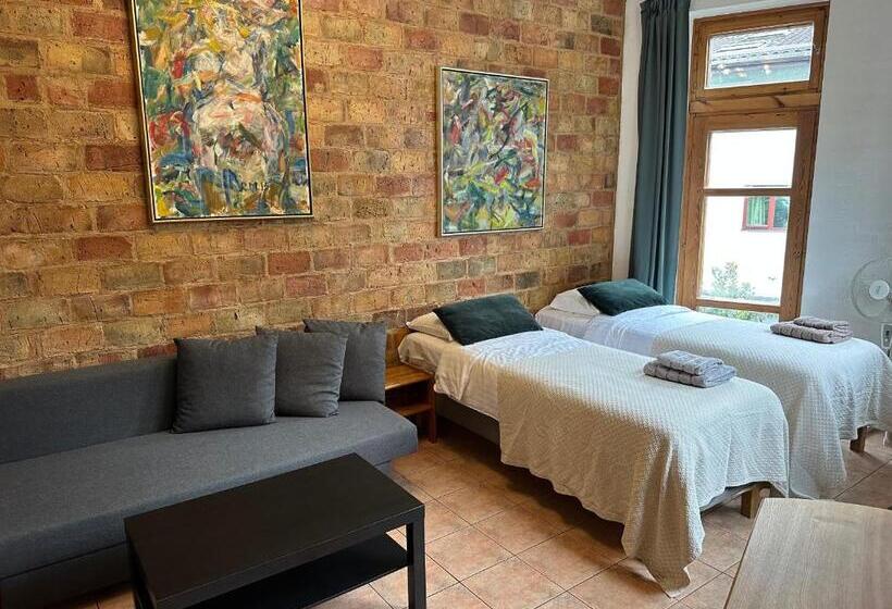 اتاق لوکس با تخت بزرگ, House Of Sun