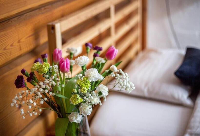 اتاق استاندارد, House Of Sun