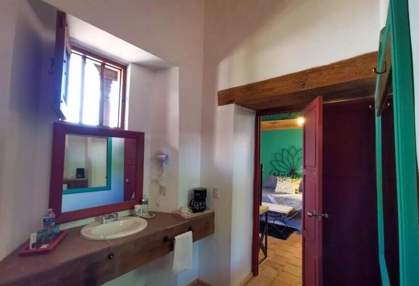 غرفة ديلوكس, Corregidora 12