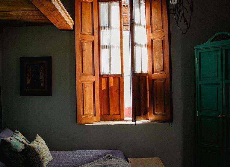 غرفة ديلوكس, Corregidora 12