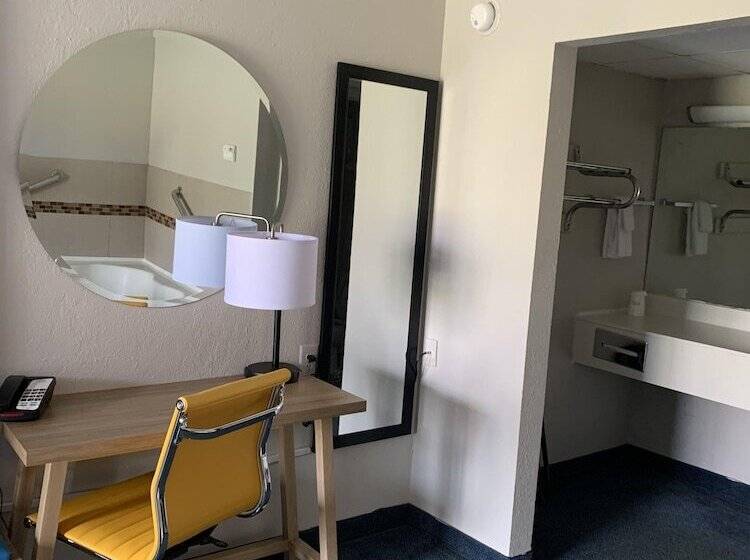 غرفة ديلوكس, Days Inn By Wyndham Louisville Airport Fair And Expo Center