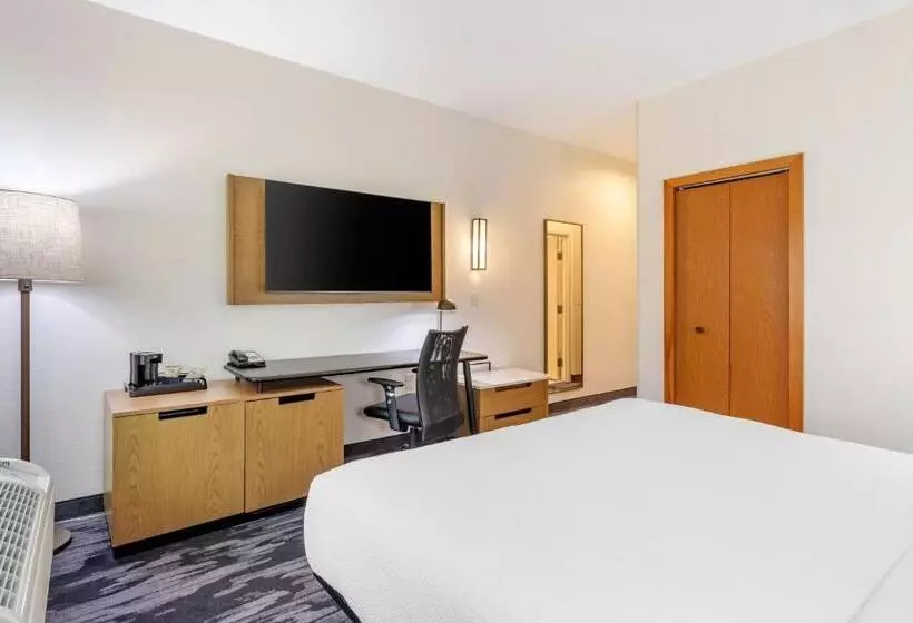 キングサイズベッドのスタンダードルーム, Fairfield Inn & Suites Cherokee