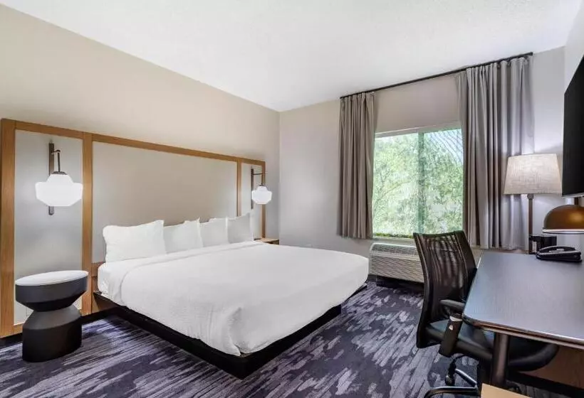 キングサイズベッドのスタンダードルーム, Fairfield Inn & Suites Cherokee