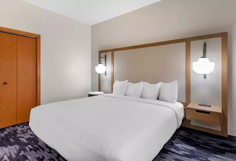 キングサイズベッドのスタンダードルーム, Fairfield Inn & Suites Cherokee
