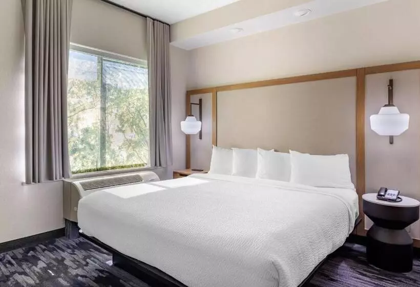 キングサイズベッドのスタンダードルーム, Fairfield Inn & Suites Cherokee