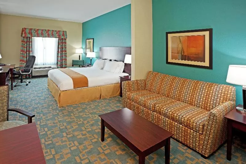 キングサイズベッドのスイートルーム, Holiday Inn Express Hotel & Suites Salem, An Ihg