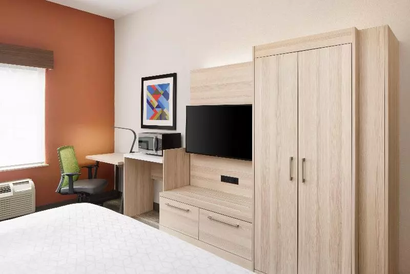キングサイズベッドのスイートルーム, Holiday Inn Express Hotel & Suites Salem, An Ihg