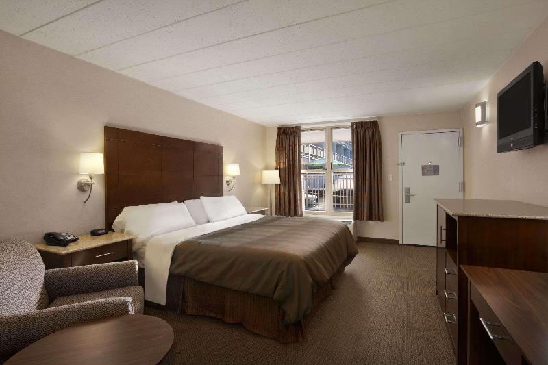 חדר סטנדרט עם מיטת קינג, Ramada By Wyndham Rockville Centre