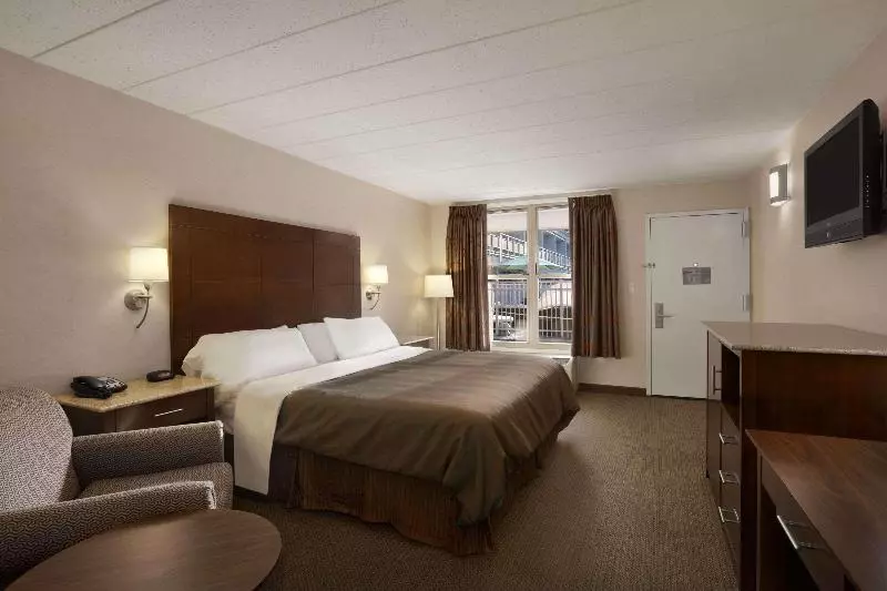 キングサイズベッドのスタンダードルーム, Ramada By Wyndham Rockville Centre