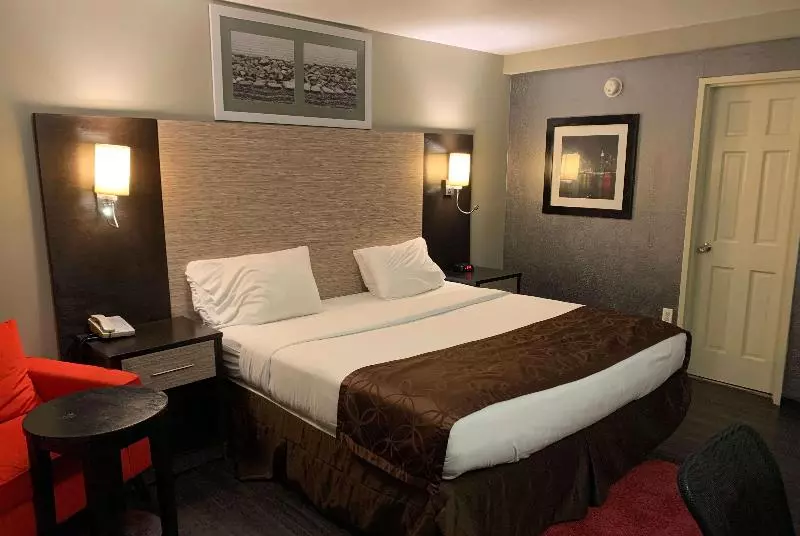 キングサイズベッドのスタンダードルーム, Ramada By Wyndham Rockville Centre