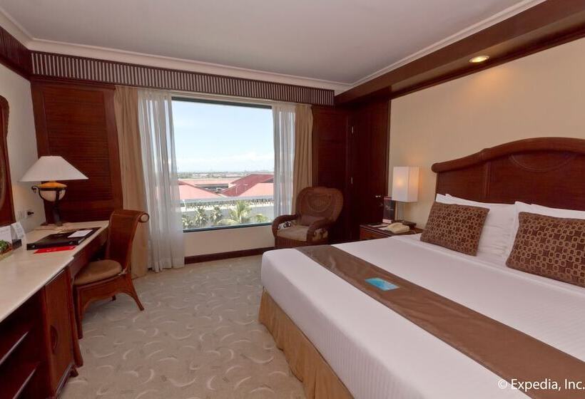 سوییت لوکس, Waterfront Airport Hotel And Casino