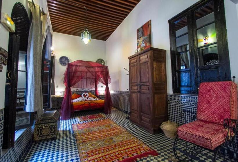 标准三人间, Riad Hala