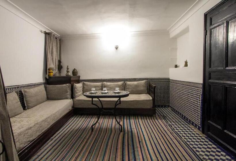 标准三人间, Riad Hala