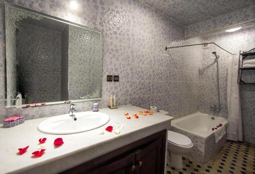 اتاق استاندارد سه نفره, Riad Hala