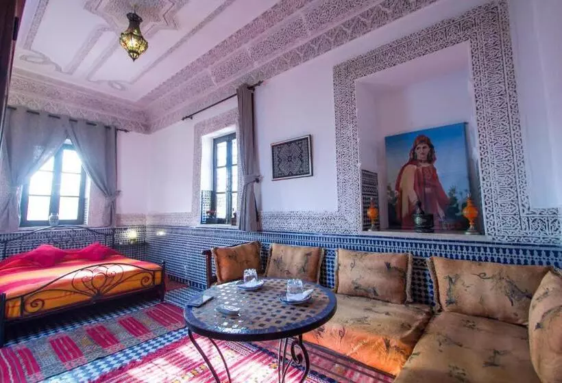سوییت, Riad Hala