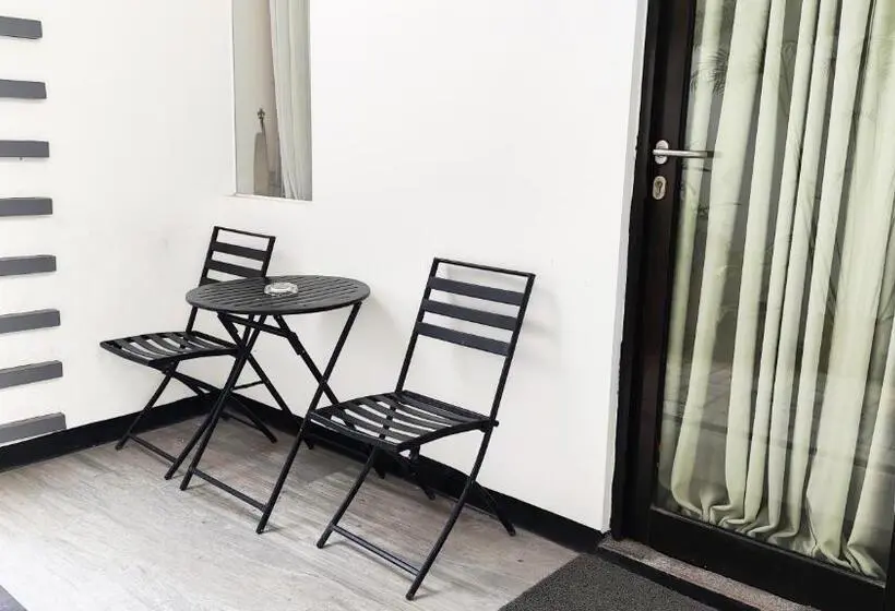 キングサイズベッドのデラックスルーム, Odaita Hotel Pamekasan Madura