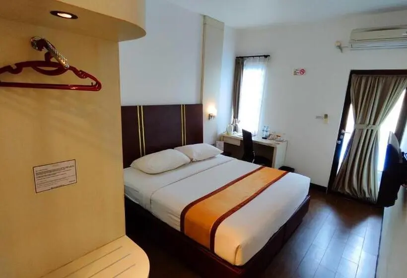 キングサイズベッドのデラックスルーム, Odaita Hotel Pamekasan Madura