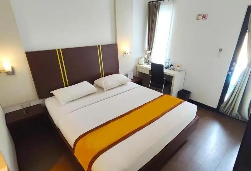 キングサイズベッドのデラックスルーム, Odaita Hotel Pamekasan Madura