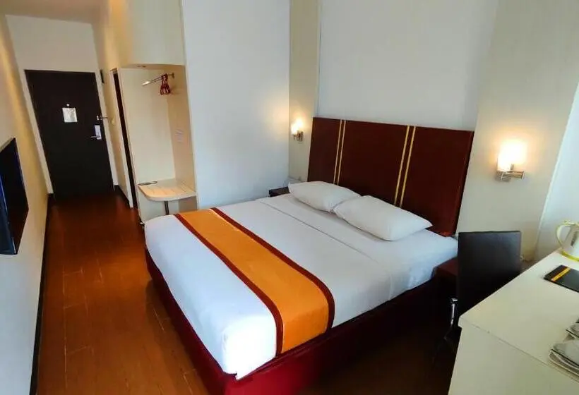 キングサイズベッドのデラックスルーム, Odaita Hotel Pamekasan Madura