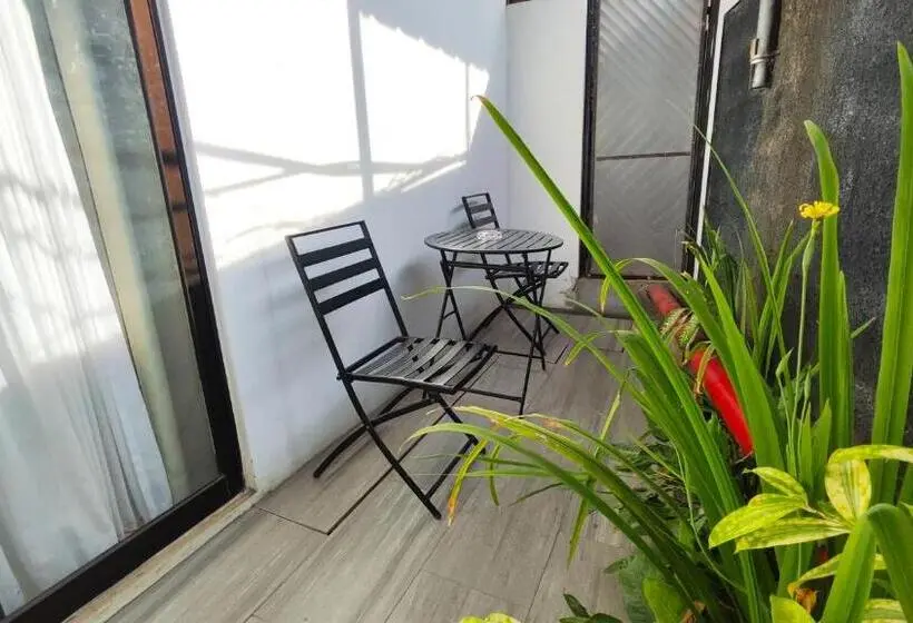 キングサイズベッドのスタンダードルーム, Odaita Hotel Pamekasan Madura