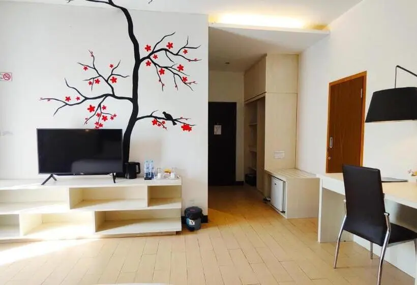 キングサイズベッドのスタンダードルーム, Odaita Hotel Pamekasan Madura