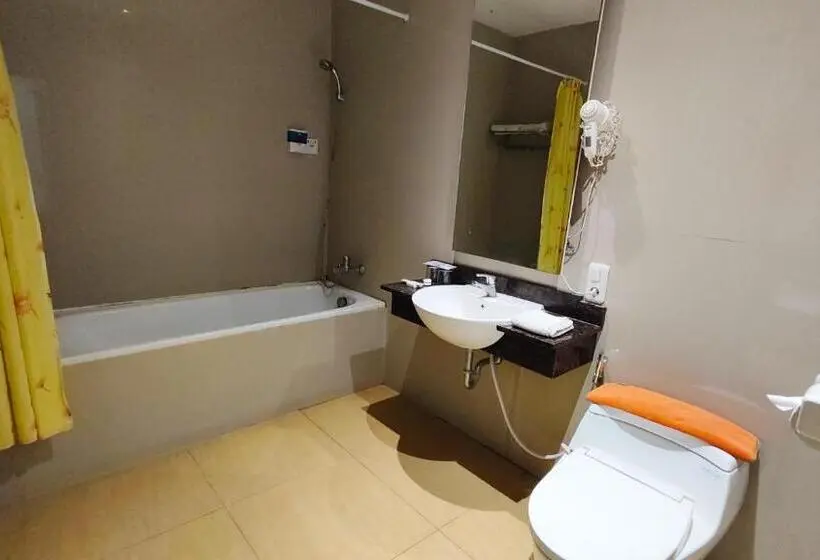 キングサイズベッドのスタンダードルーム, Odaita Hotel Pamekasan Madura