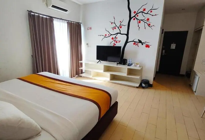 キングサイズベッドのスタンダードルーム, Odaita Hotel Pamekasan Madura