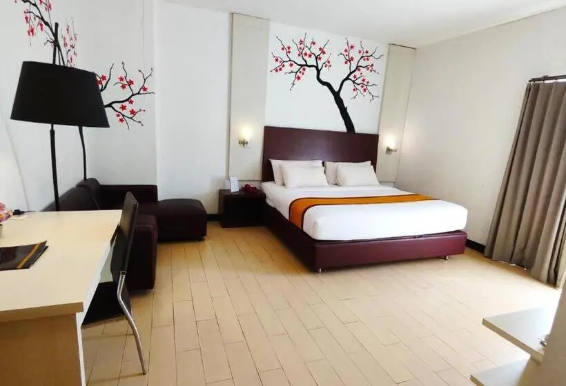 キングサイズベッドのスタンダードルーム, Odaita Hotel Pamekasan Madura