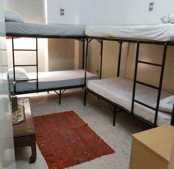 تختخواب در اتاق مشترک, Farah Hotel