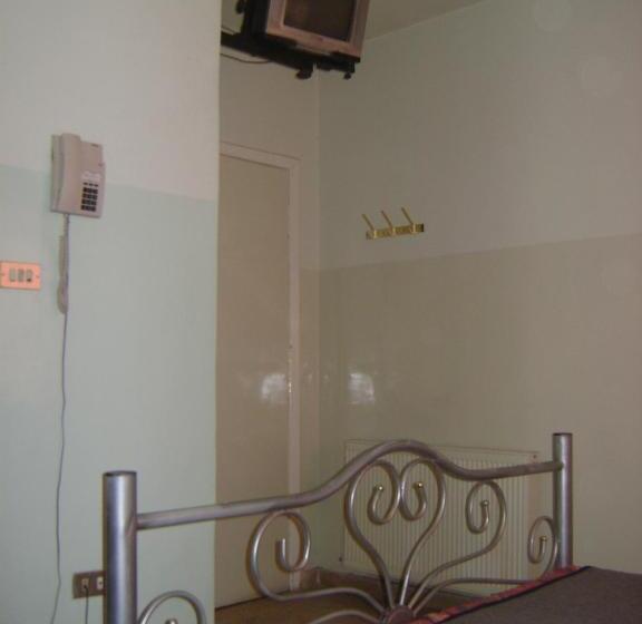 اتاق استاندارد با سرویس بهداشتی مشترک, Farah Hotel