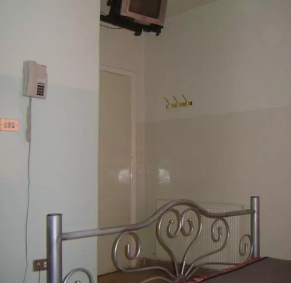 اتاق استاندارد با سرویس بهداشتی مشترک, Farah Hotel