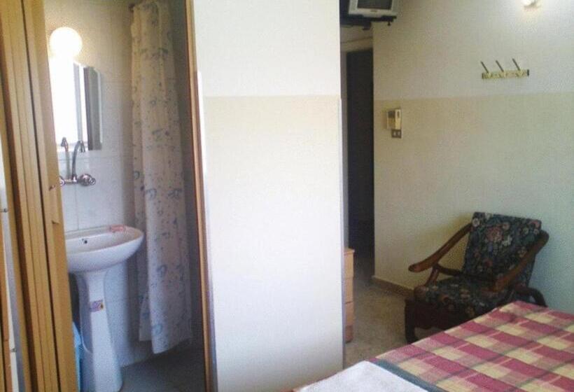 اتاق استاندارد سه نفره, Farah Hotel