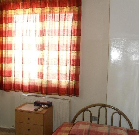 اتاق استاندارد سه تخته با سرویس بهداشتی مشترک, Farah Hotel