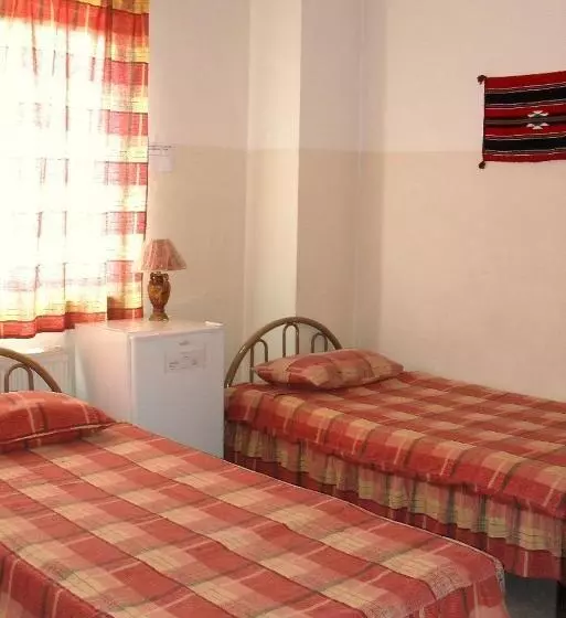 اتاق استاندارد سه تخته با سرویس بهداشتی مشترک, Farah Hotel
