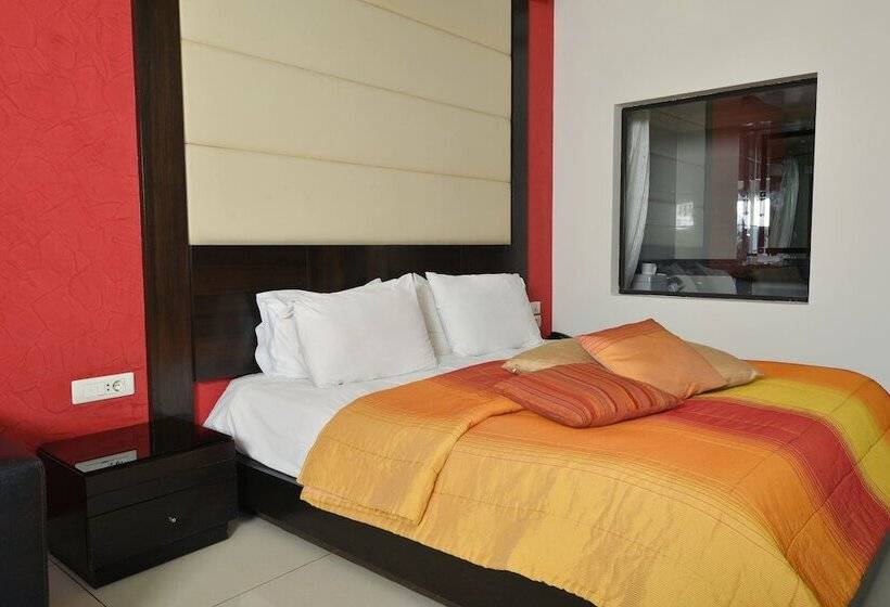 سوییت جونیور با چشم‌انداز دریا, Hollywood Inn Boutique