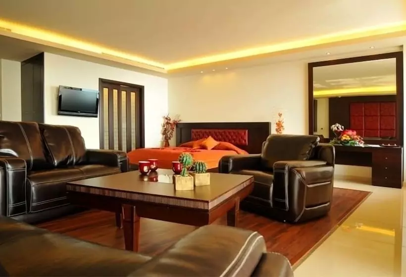 سوییت با چشم‌انداز دریا, Hollywood Inn Boutique