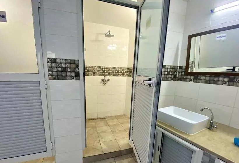 اتاق استاندارد با سرویس بهداشتی مشترک, Paris