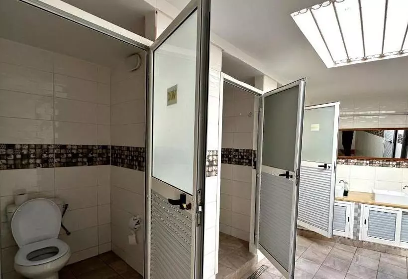 اتاق استاندارد با سرویس بهداشتی مشترک, Paris