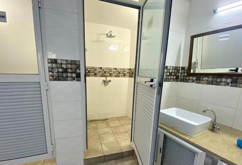 اتاق استاندارد سه تخته با سرویس بهداشتی مشترک, Paris