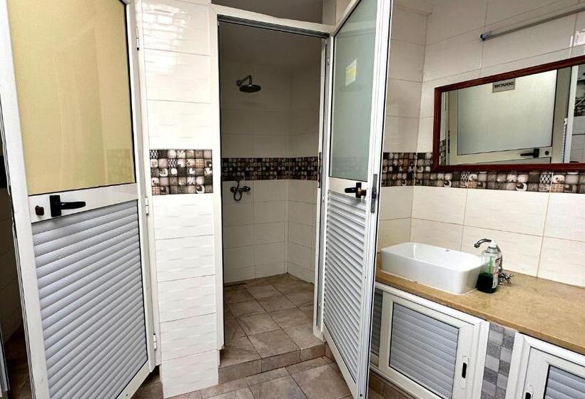 اتاق استاندارد سه تخته با سرویس بهداشتی مشترک, Paris