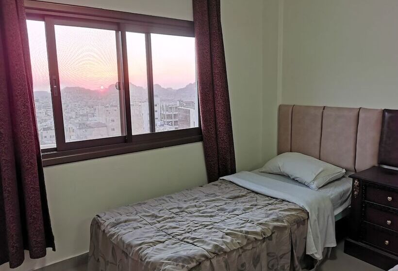 اتاق استاندارد سه نفره, Petra Gate