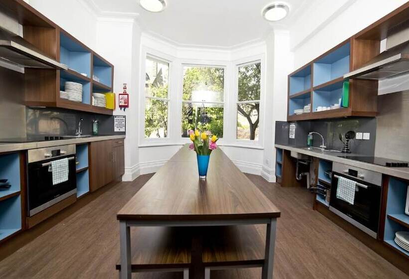 공용 욕실 구비 공동 객실 내의 침대, Yha Cambridge