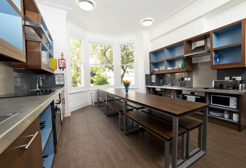 공용 욕실 구비 공동 객실 내의 침대, Yha Cambridge