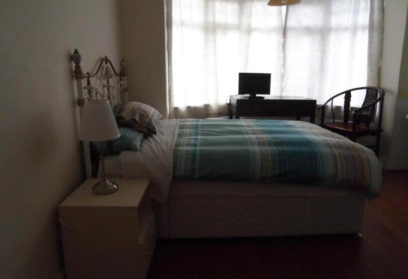 חדר משפחתי, Compton Guest House